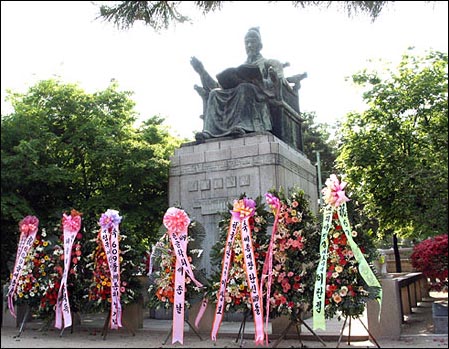 덕수궁 세종임금 동상과 바쳐진 꽃들 